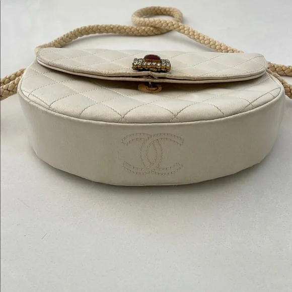 CHANEL Cream Quilted Clutch with Gold Accents - Picture 6 of 7